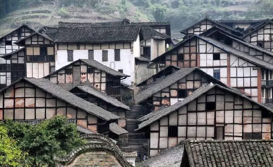 莉莉丝内部通报员工涉嫌职务侵占被刑拘:与供应商存在大额资金来往
